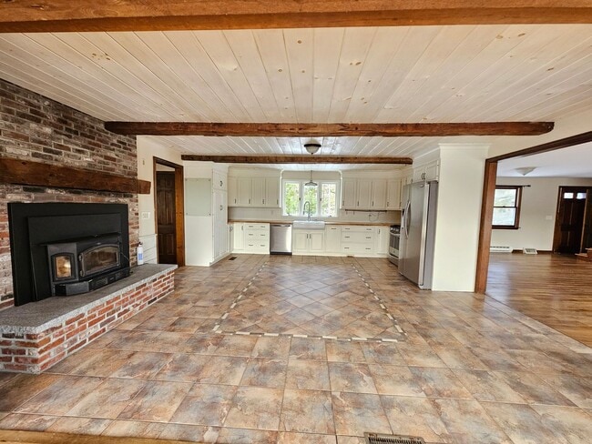 Building Photo - 4 Bedroom, 2.5 Bath House for Rent