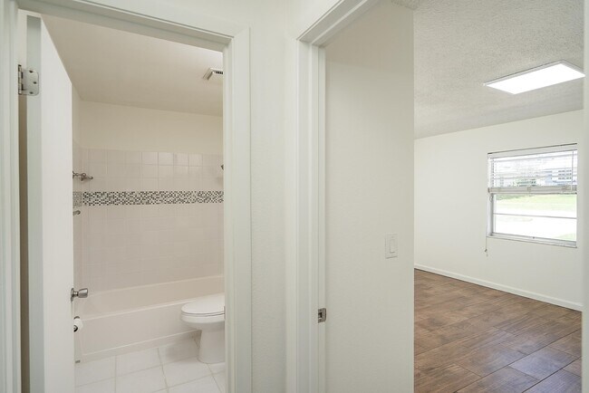 Building Photo - 1040 Dorado Dr
