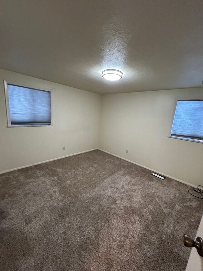 Building Photo - 223 Glenwood Dr