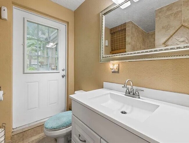 Building Photo - Charming 3-bedroom, 2-bath pool home available for move-in at the end of June.