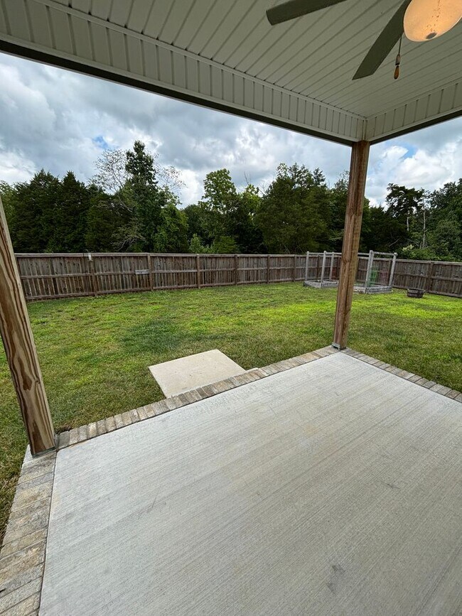 Building Photo - 4 Bedroom 2 1/2 Bath Pet Friendly Home For Rent Near Post!