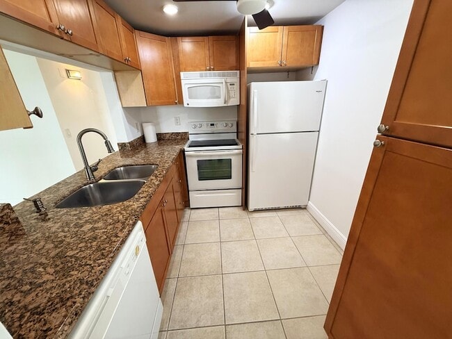 Building Photo - 586 Normandy Ln