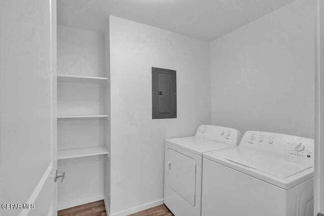 Building Photo - 4016 Camelot Heights Dr