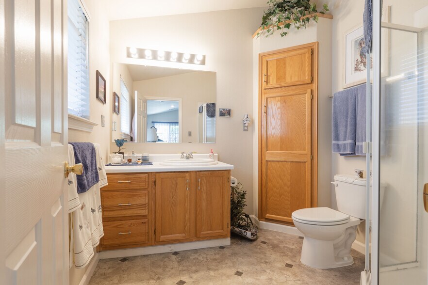 Master bathroom - 197 Yolla Bolly Trl