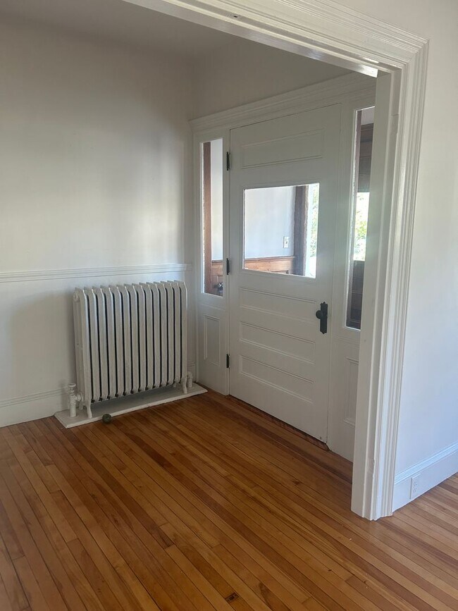Building Photo - Beautiful 3BR/1.5BA Home Available Septemb...