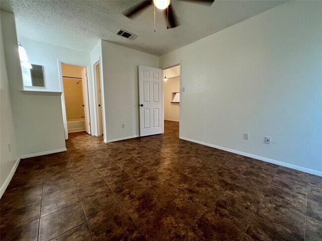 Building Photo - 112 S Mockingbird Ln