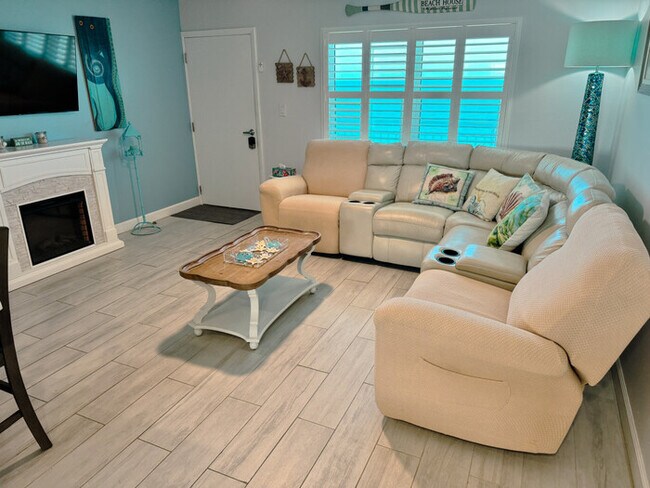 Building Photo - Breathtaking Lower PH Beachfront 2/2 Condo