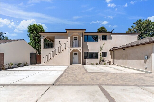 Building Photo - 6915 Encino Ave