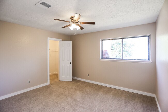 Building Photo - 502 Rosewood Dr