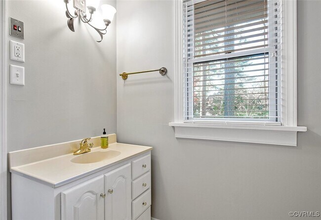 Building Photo - 509 Waveny Rd