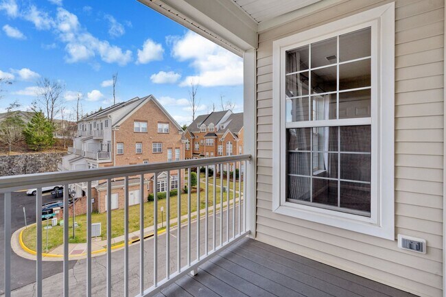 Building Photo - Great 2 Bedroom; 2 Bathroom condo in Manas...