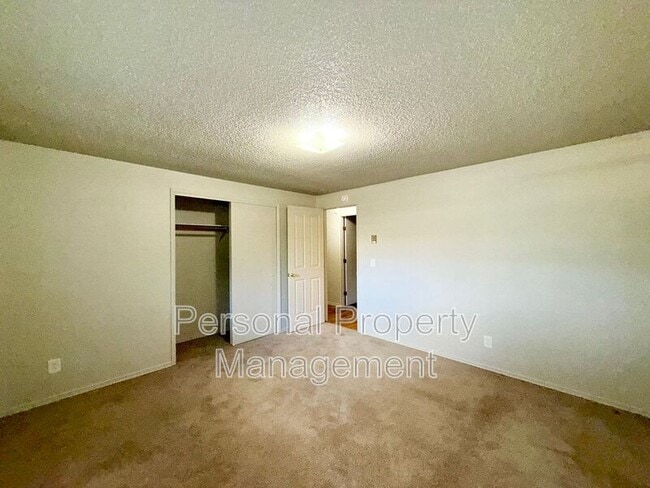 Building Photo - 10905 NE 7th St