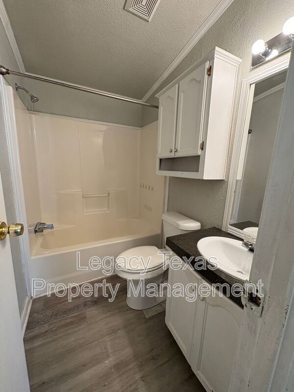 Building Photo - 404 E Westhill Dr