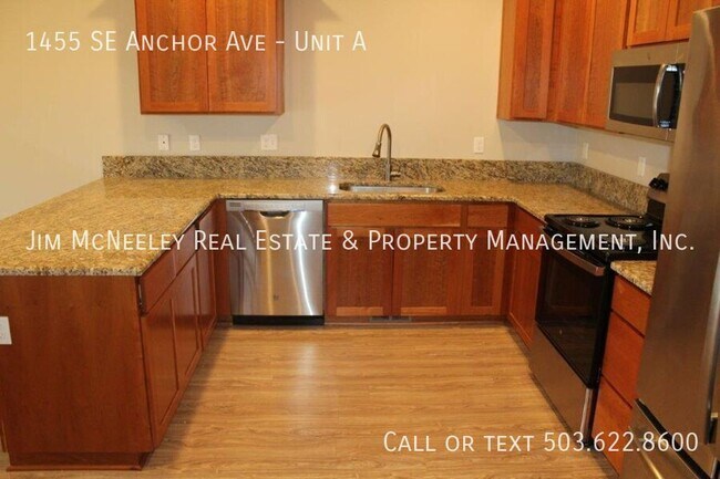 Building Photo - 3 Bed/ 2 Bath Duplex with One Car Garage