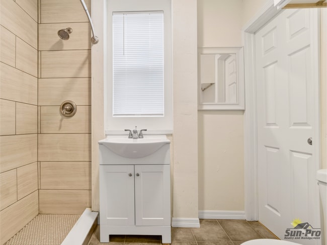 Building Photo - 213 Live Oak Ave