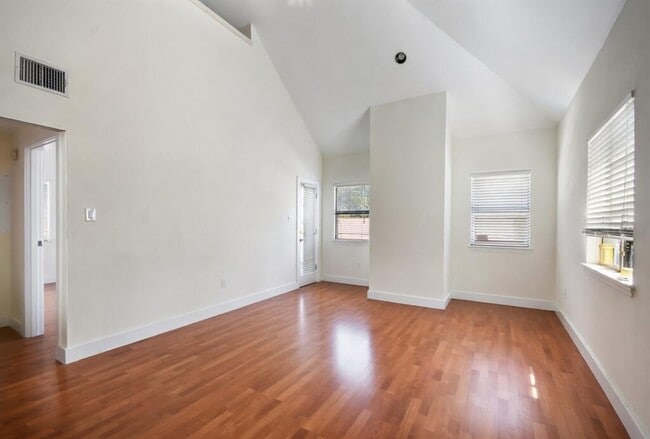 Building Photo - 706 W 22nd St
