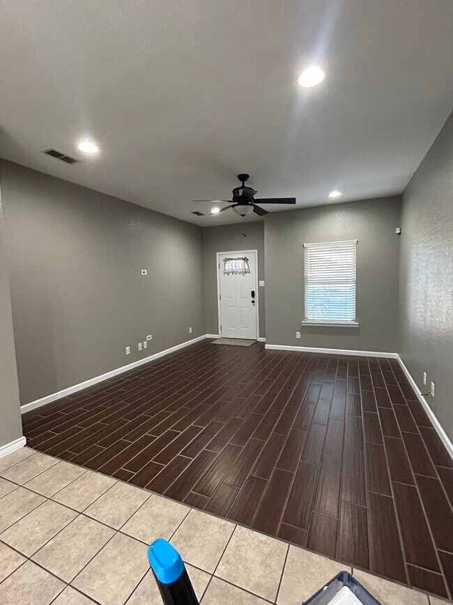 Building Photo - 1117 Avenida De Mexico