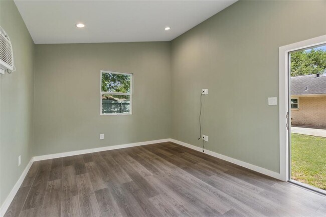 Building Photo - 5206 De Lange Ln