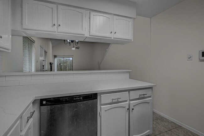 Building Photo - 13975 Hollowgreen Dr