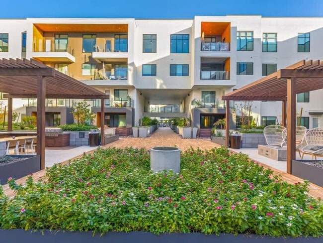 Building Photo - 15825 N 71st St