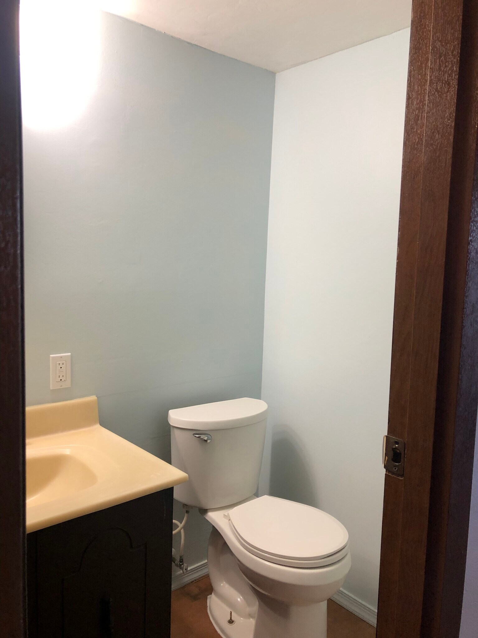 Building Photo - 570 Jamestown Ct