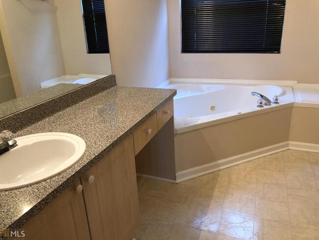 Building Photo - 5955 Graywood Cir SE