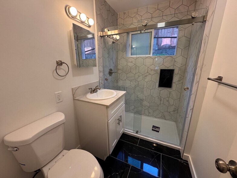 Building Photo - 456 N Westmoreland Ave