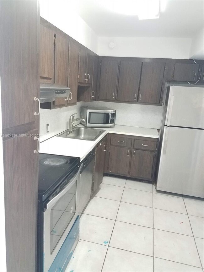 Building Photo - 3475 N Country Club Dr