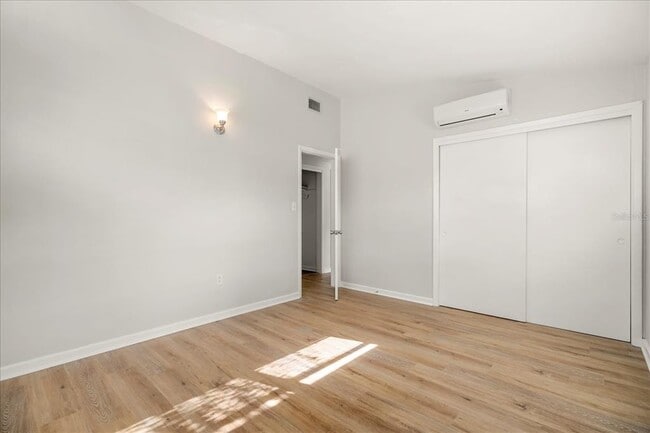Building Photo - 1104 W Hillcrest Dr