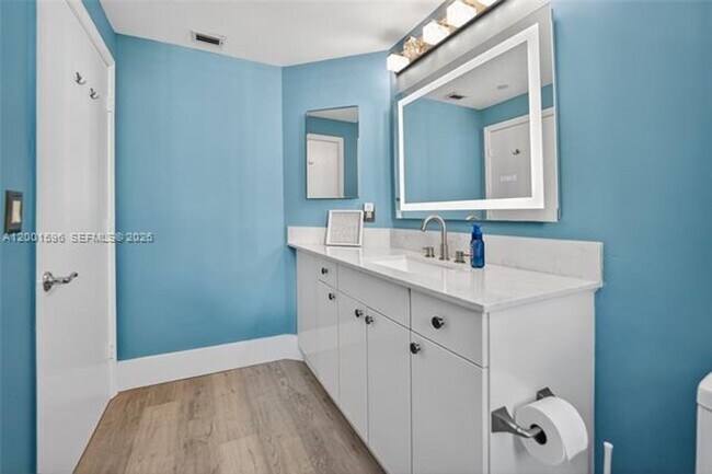 Building Photo - 21050 Point Pl