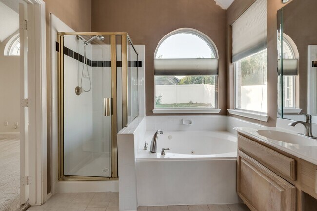 Building Photo - Beautiful 3-2 on unbelievable corner lot w...