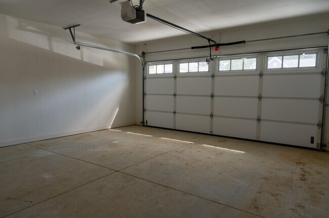 Building Photo - 8456 Oak Shade Cir