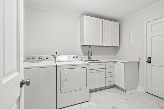 Building Photo - Spacious and Unique 5-Bedroom Home in Chapel Hill!