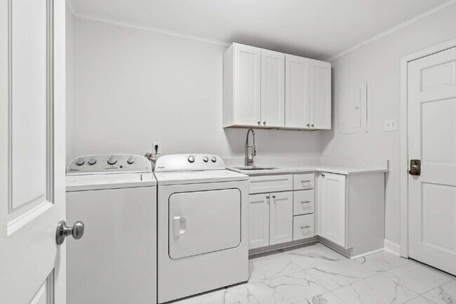 Building Photo - Spacious and Unique 5-Bedroom Ranch in Chapel Hill!