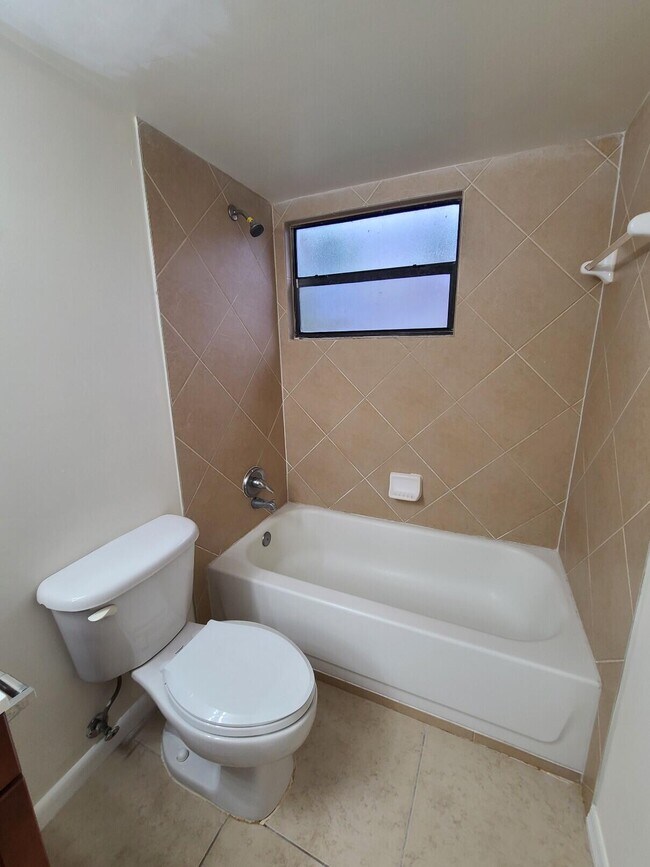 Building Photo - 1547 Lake Crystal Dr
