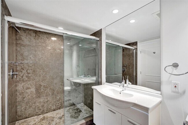 Building Photo - 495 Brickell Ave