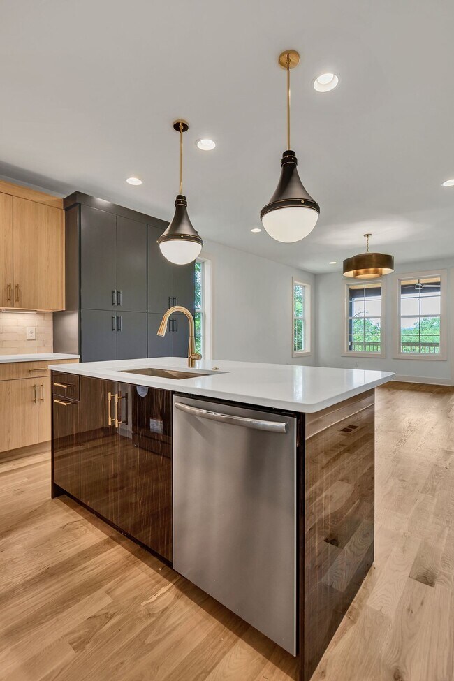 Building Photo - 660 Vernon Ave