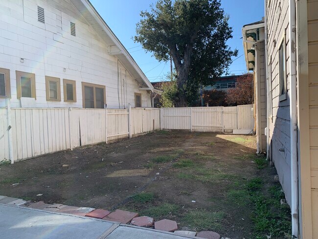 Large Side Yard for Barbeque, Gardening - 656 S 7th St