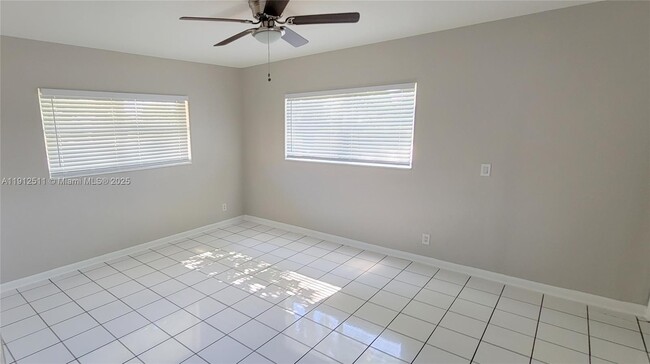 Building Photo - 906 Greenbriar Dr