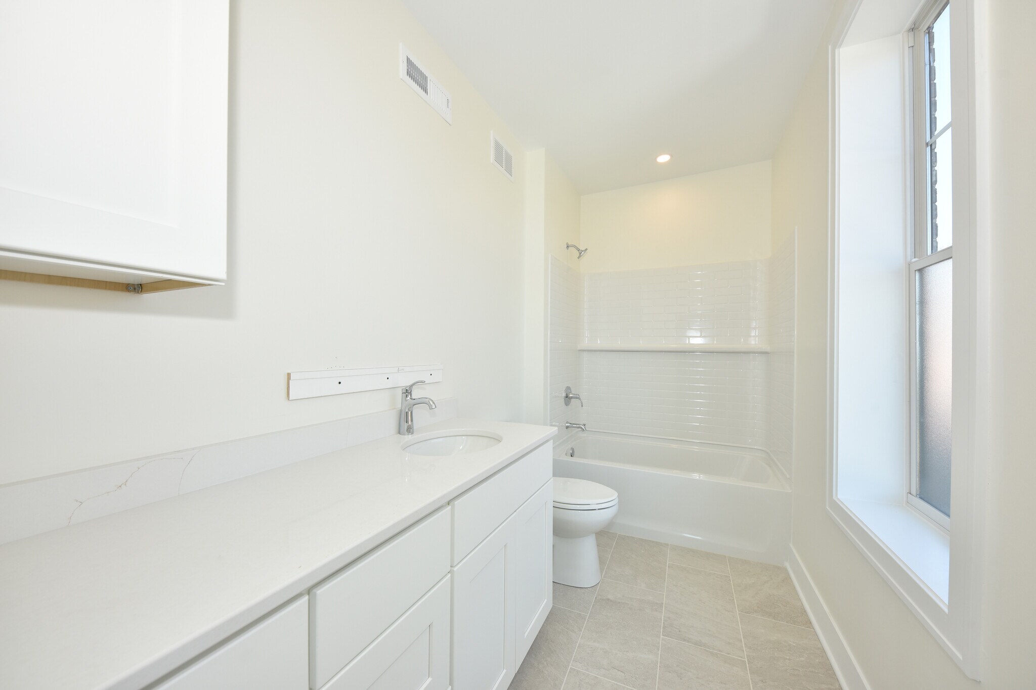 Full Bath Tub and Counter - 104 E Prospect St