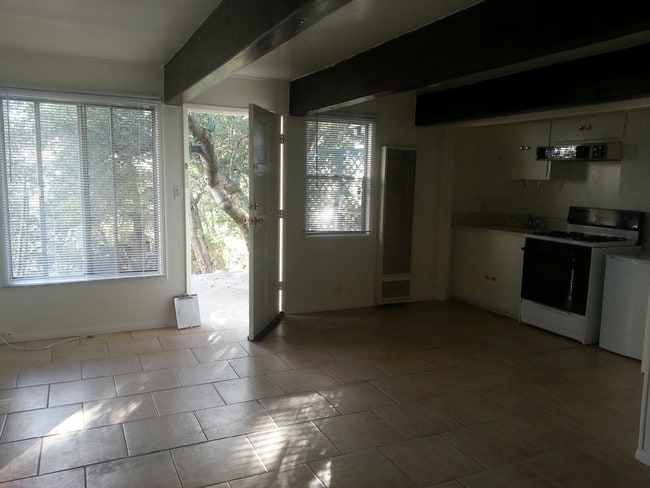 Building Photo - 548 Sturtevant Dr