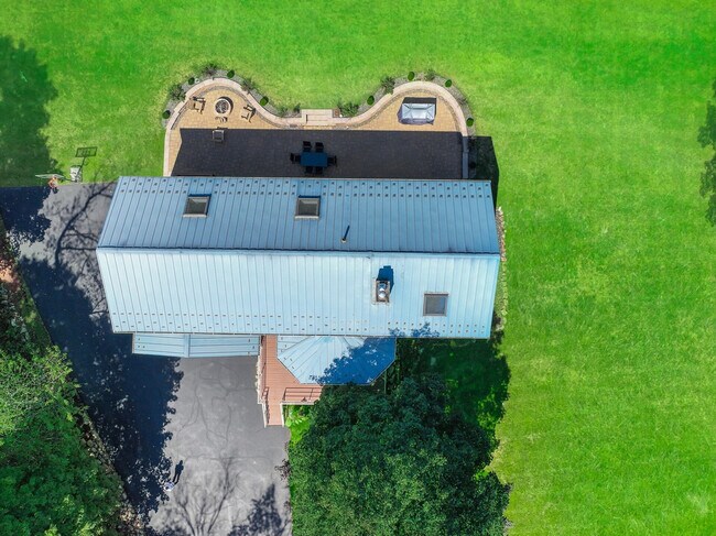 Building Photo - 338 Clove Rd