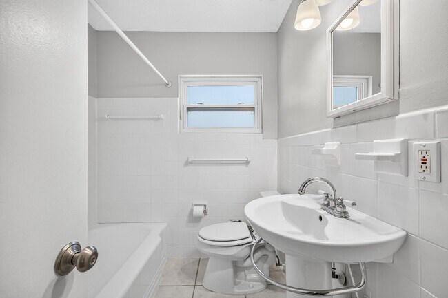 Building Photo - 1448 Cumbie St