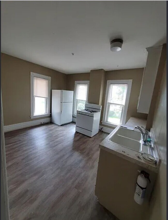 Building Photo - 101 Dean St NE