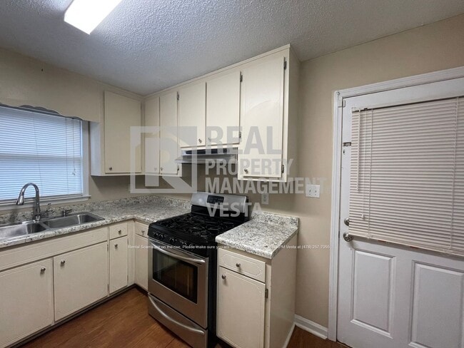 Building Photo - 402 Steeplechase-