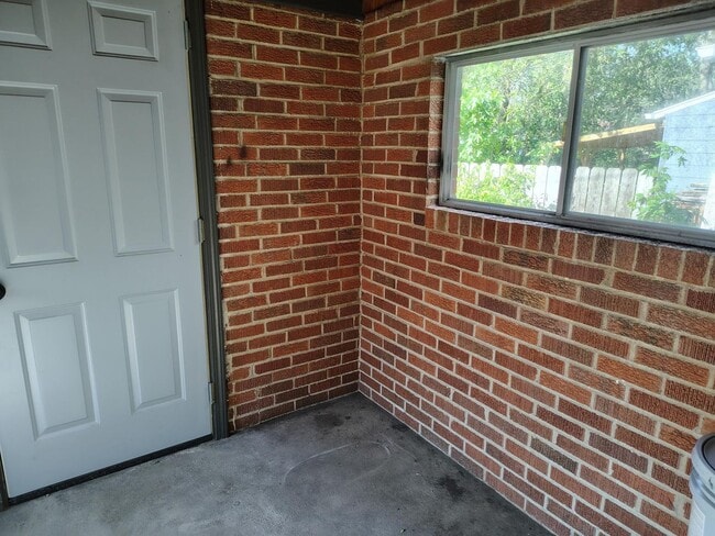 Building Photo - 3 Bed, 1.5 Bath home– Move-In Ready!