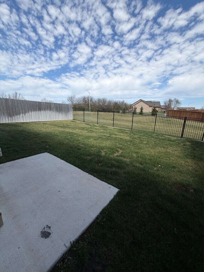 Building Photo - 15672 E 21st St N