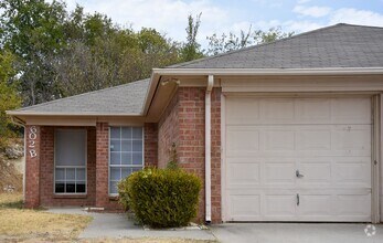 Building Photo - Spacious 3 Bedroom 2 Bath duplex Decatur TX