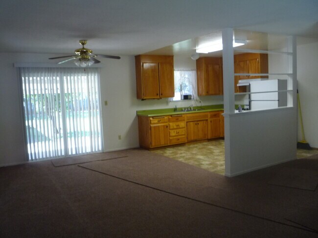 Building Photo - 3 bedroom + Bonus Room/Office in East Redding