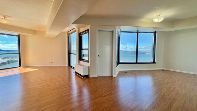 Building Photo - High Rise Living at its Best in Emeryville...